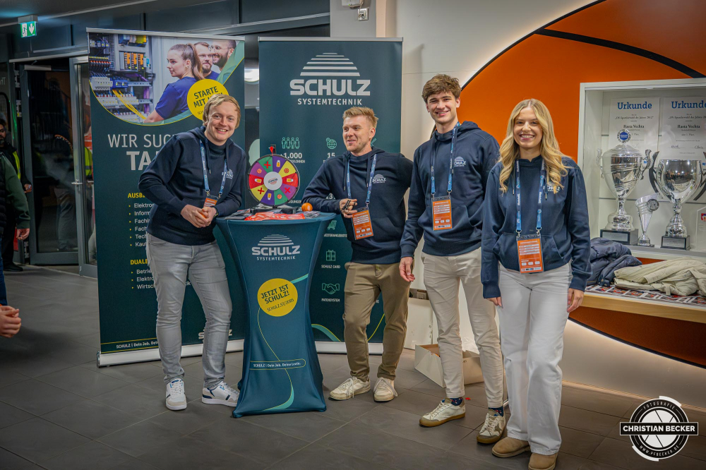 1. Basketball Bundesliga, easyCredit BBL, Saison 2024/2025, Herren, Hauptrunde, 24. Spieltag, 14.03.2025, RASTA Vechta - ratiopharm Ulm
Spieltagssponsor Firma Schulz bei RASTA Vechta gegen ratiopharm Ulm
Schlüsselwörter: 1. Bundesliga;14.03.2025;24. Spieltag;BBL;Basketball;Hauptrunde;Liga;RASTA;RASTA Dome;Saison 2024/2025;Ulm;Vechta;easycredit;ratiopharm