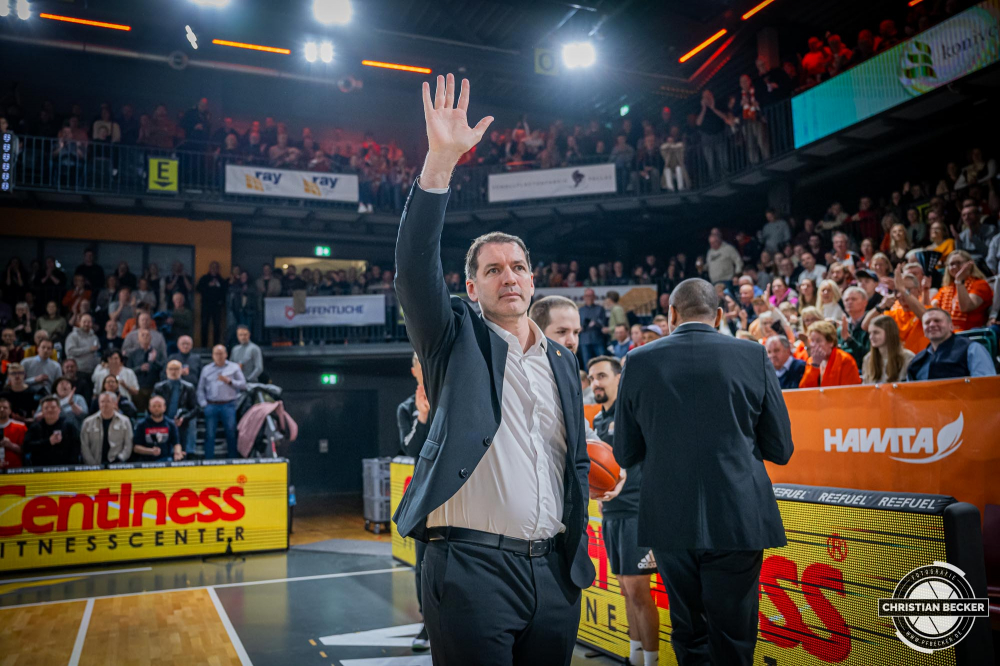 1. Basketball Bundesliga, easyCredit BBL, Saison 2024/2025, Herren, Hauptrunde, 24. Spieltag, 14.03.2025, RASTA Vechta - ratiopharm Ulm
Ty Harrelson (Headcoach ratiopharm Ulm) vor der Partie
Schlüsselwörter: 1. Bundesliga;14.03.2025;24. Spieltag;BBL;Basketball;Hauptrunde;Liga;RASTA;RASTA Dome;Saison 2024/2025;Ulm;Vechta;easycredit;ratiopharm
