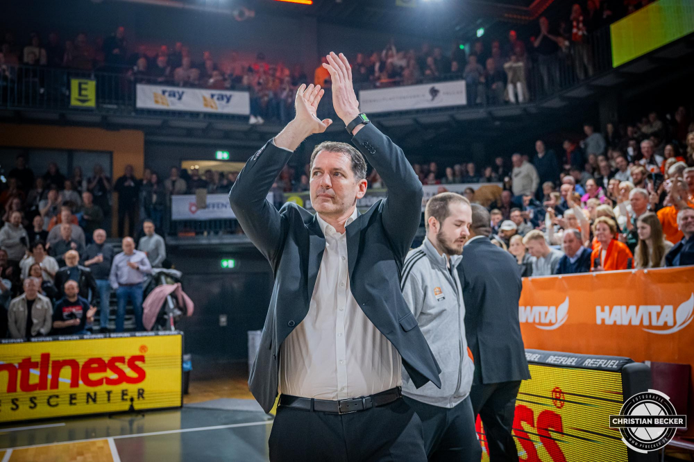 1. Basketball Bundesliga, easyCredit BBL, Saison 2024/2025, Herren, Hauptrunde, 24. Spieltag, 14.03.2025, RASTA Vechta - ratiopharm Ulm
Ty Harrelson (Headcoach ratiopharm Ulm) vor der Partie
Schlüsselwörter: 1. Bundesliga;14.03.2025;24. Spieltag;BBL;Basketball;Hauptrunde;Liga;RASTA;RASTA Dome;Saison 2024/2025;Ulm;Vechta;easycredit;ratiopharm