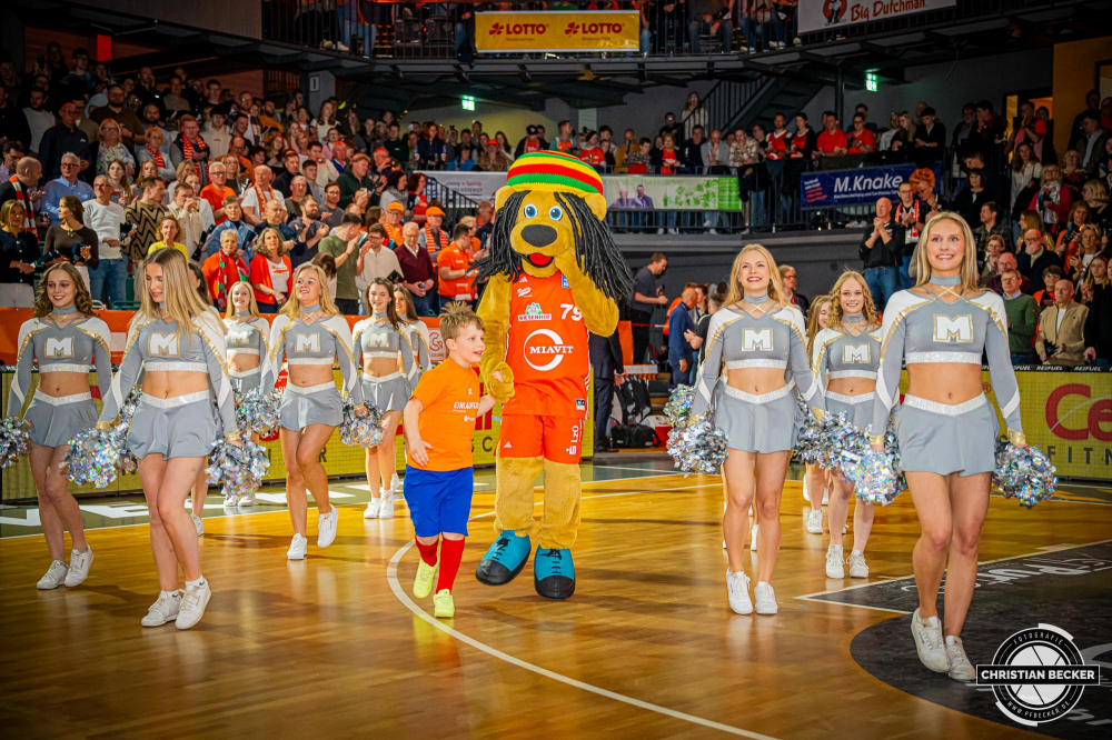 1. Basketball Bundesliga, easyCredit BBL, Saison 2024/2025, Herren, Hauptrunde, 24. Spieltag, 14.03.2025, RASTA Vechta - ratiopharm Ulm
Bob (Maskottchen - RASTA Vechta) mit einem Einlaufkind vor der Partie
Schlüsselwörter: 1. Bundesliga;14.03.2025;24. Spieltag;BBL;Basketball;Hauptrunde;Liga;RASTA;RASTA Dome;Saison 2024/2025;Ulm;Vechta;easycredit;ratiopharm