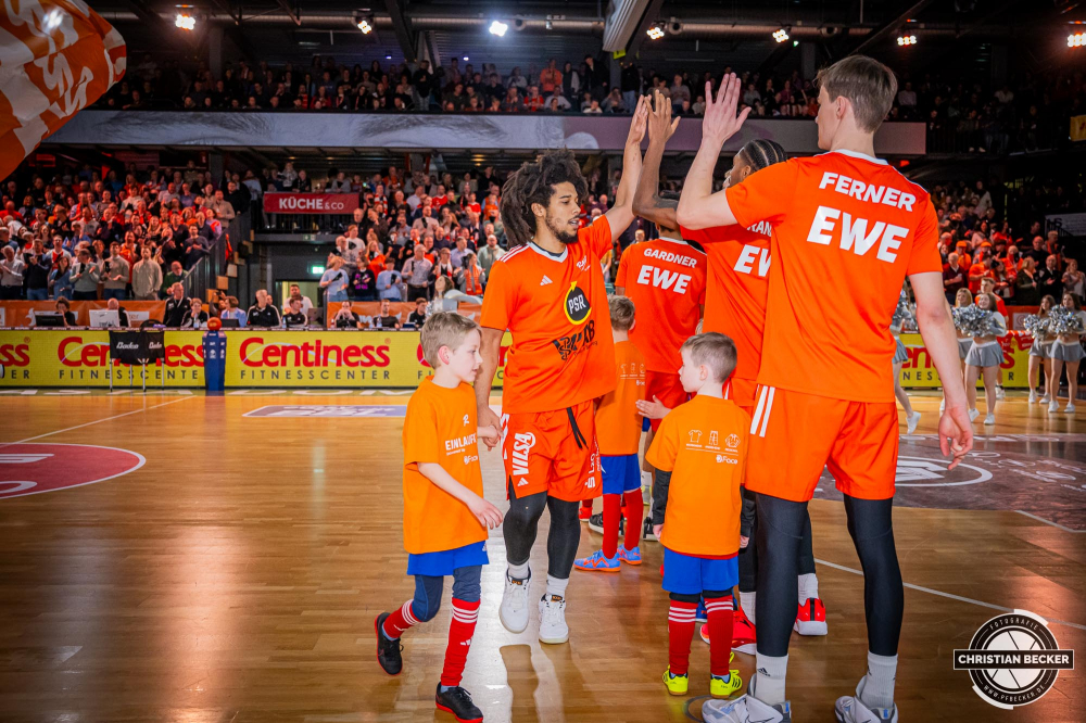 1. Basketball Bundesliga, easyCredit BBL, Saison 2024/2025, Herren, Hauptrunde, 24. Spieltag, 14.03.2025, RASTA Vechta - ratiopharm Ulm
Tyger Campbell (#10 - RASTA Vechta) mit einem Einlaufkind vor der Partie
Schlüsselwörter: 1. Bundesliga;14.03.2025;24. Spieltag;BBL;Basketball;Hauptrunde;Liga;RASTA;RASTA Dome;Saison 2024/2025;Ulm;Vechta;easycredit;ratiopharm