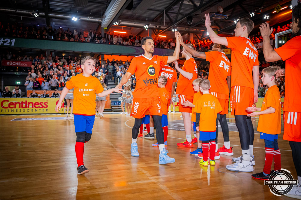 1. Basketball Bundesliga, easyCredit BBL, Saison 2024/2025, Herren, Hauptrunde, 24. Spieltag, 14.03.2025, RASTA Vechta - ratiopharm Ulm
Joel Aminu (#21 - RASTA Vechta) mit einem Einlaufkind vor der Partie
Schlüsselwörter: 1. Bundesliga;14.03.2025;24. Spieltag;BBL;Basketball;Hauptrunde;Liga;RASTA;RASTA Dome;Saison 2024/2025;Ulm;Vechta;easycredit;ratiopharm