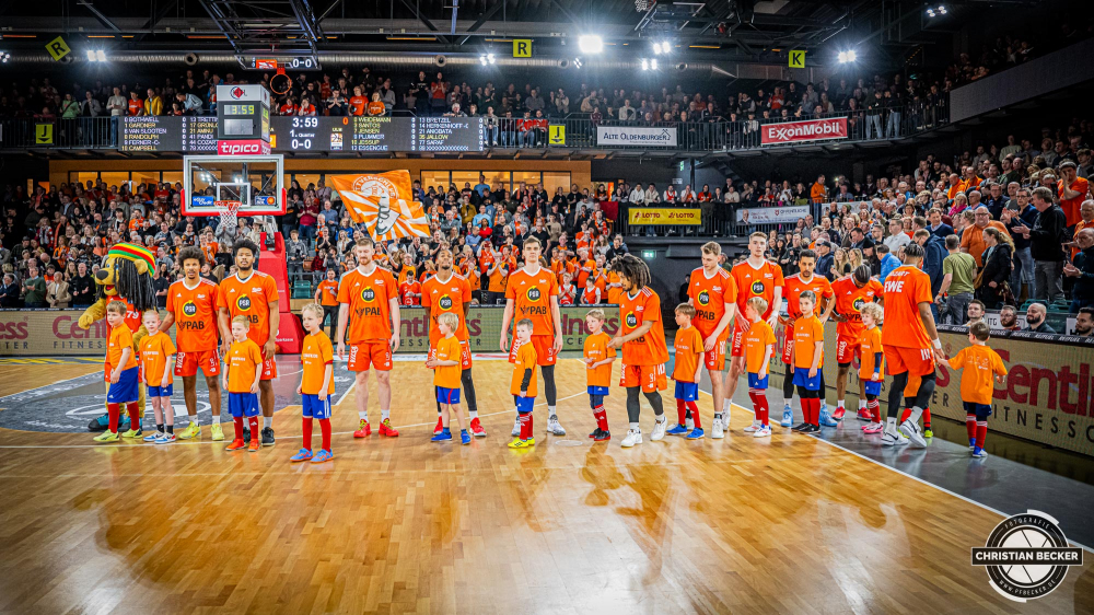 1. Basketball Bundesliga, easyCredit BBL, Saison 2024/2025, Herren, Hauptrunde, 24. Spieltag, 14.03.2025, RASTA Vechta - ratiopharm Ulm
Das Team von RASTA Vechta und die Einlaufkinder vor der Partie
Schlüsselwörter: 1. Bundesliga;14.03.2025;24. Spieltag;BBL;Basketball;Hauptrunde;Liga;RASTA;RASTA Dome;Saison 2024/2025;Ulm;Vechta;easycredit;ratiopharm