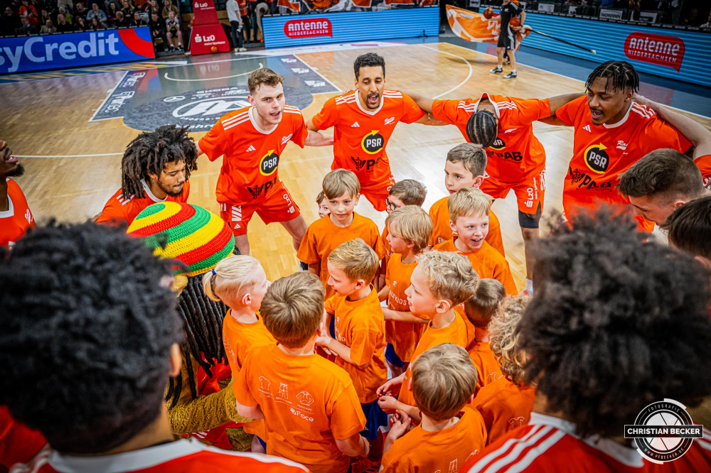1. Basketball Bundesliga, easyCredit BBL, Saison 2024/2025, Herren, Hauptrunde, 24. Spieltag, 14.03.2025, RASTA Vechta - ratiopharm Ulm
Das Team von RASTA Vechta und die Einlaufkinder vor der Partie
Schlüsselwörter: 1. Bundesliga;14.03.2025;24. Spieltag;BBL;Basketball;Hauptrunde;Liga;RASTA;RASTA Dome;Saison 2024/2025;Ulm;Vechta;easycredit;ratiopharm