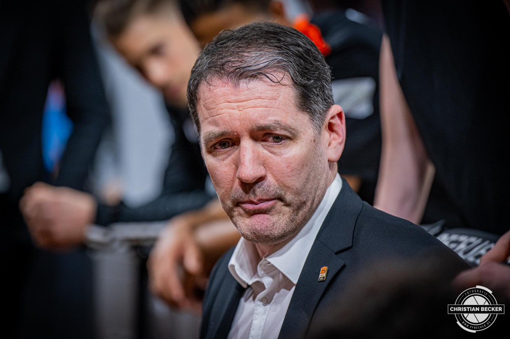 1. Basketball Bundesliga, easyCredit BBL, Saison 2024/2025, Herren, Hauptrunde, 24. Spieltag, 14.03.2025, RASTA Vechta - ratiopharm Ulm
Ty Harrelson (Headcoach ratiopharm Ulm) vor der Partie
Schlüsselwörter: 1. Bundesliga;14.03.2025;24. Spieltag;BBL;Basketball;Hauptrunde;Liga;RASTA;RASTA Dome;Saison 2024/2025;Ulm;Vechta;easycredit;ratiopharm
