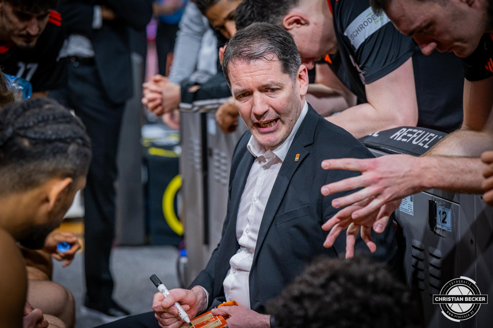 1. Basketball Bundesliga, easyCredit BBL, Saison 2024/2025, Herren, Hauptrunde, 24. Spieltag, 14.03.2025, RASTA Vechta - ratiopharm Ulm
Ty Harrelson (Headcoach ratiopharm Ulm) vor der Partie
Schlüsselwörter: 1. Bundesliga;14.03.2025;24. Spieltag;BBL;Basketball;Hauptrunde;Liga;RASTA;RASTA Dome;Saison 2024/2025;Ulm;Vechta;easycredit;ratiopharm