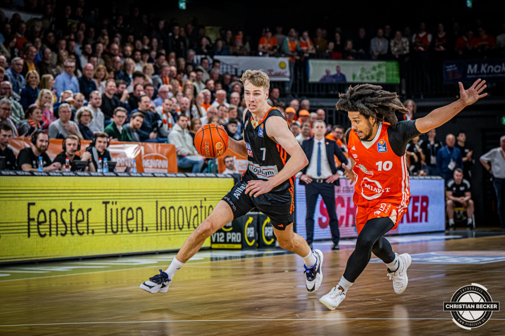 1. Basketball Bundesliga, easyCredit BBL, Saison 2024/2025, Herren, Hauptrunde, 24. Spieltag, 14.03.2025, RASTA Vechta - ratiopharm Ulm
Tobias Jensen (#7 - ratiopharm Ulm) in Aktion
Schlüsselwörter: 1. Bundesliga;14.03.2025;24. Spieltag;BBL;Basketball;Hauptrunde;Liga;RASTA;RASTA Dome;Saison 2024/2025;Ulm;Vechta;easycredit;ratiopharm