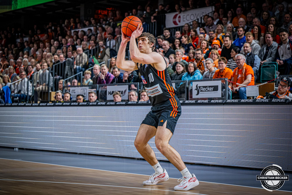1. Basketball Bundesliga, easyCredit BBL, Saison 2024/2025, Herren, Hauptrunde, 24. Spieltag, 14.03.2025, RASTA Vechta - ratiopharm Ulm
Justin Jessup (#10 - ratiopharm Ulm) beim Jumpshot
Schlüsselwörter: 1. Bundesliga;14.03.2025;24. Spieltag;BBL;Basketball;Hauptrunde;Liga;RASTA;RASTA Dome;Saison 2024/2025;Ulm;Vechta;easycredit;ratiopharm