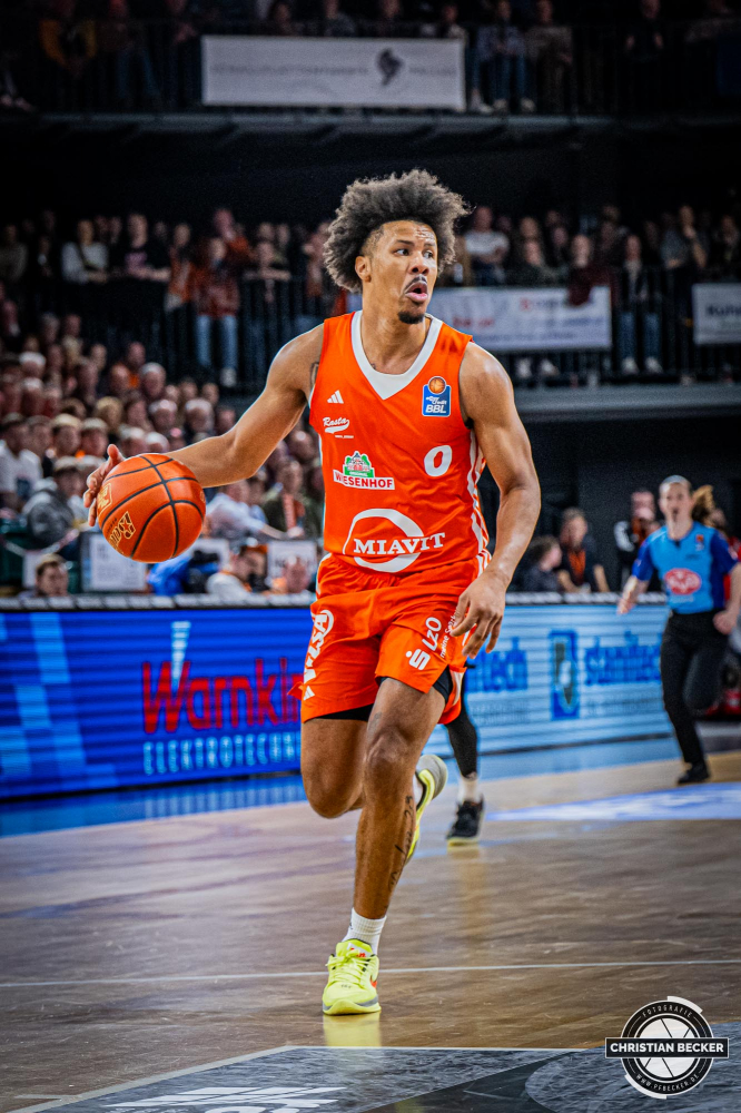 1. Basketball Bundesliga, easyCredit BBL, Saison 2024/2025, Herren, Hauptrunde, 24. Spieltag, 14.03.2025, RASTA Vechta - ratiopharm Ulm
Mike Bothwell (#0 - RASTA Vechta) in Aktion
Schlüsselwörter: 1. Bundesliga;14.03.2025;24. Spieltag;BBL;Basketball;Hauptrunde;Liga;RASTA;RASTA Dome;Saison 2024/2025;Ulm;Vechta;easycredit;ratiopharm
