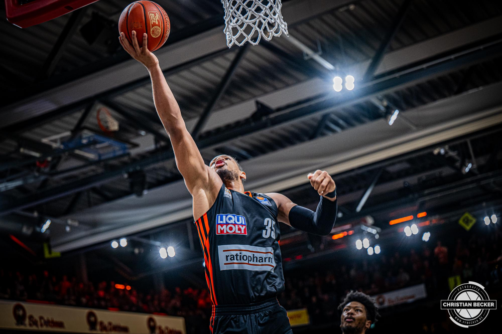 1. Basketball Bundesliga, easyCredit BBL, Saison 2024/2025, Herren, Hauptrunde, 24. Spieltag, 14.03.2025, RASTA Vechta - ratiopharm Ulm
Karim Jallow (#35 - ratiopharm Ulm) beim Korbleger
Schlüsselwörter: 1. Bundesliga;14.03.2025;24. Spieltag;BBL;Basketball;Hauptrunde;Liga;RASTA;RASTA Dome;Saison 2024/2025;Ulm;Vechta;easycredit;ratiopharm