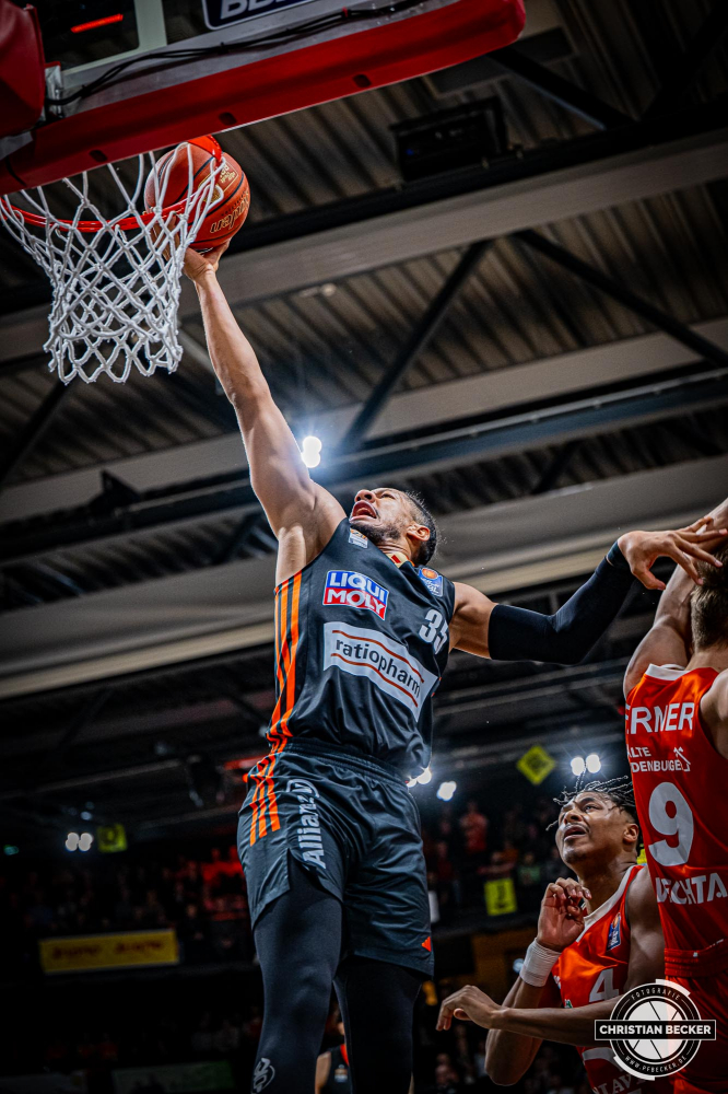 1. Basketball Bundesliga, easyCredit BBL, Saison 2024/2025, Herren, Hauptrunde, 24. Spieltag, 14.03.2025, RASTA Vechta - ratiopharm Ulm
Karim Jallow (#35 - ratiopharm Ulm) beim Korbleger
Schlüsselwörter: 1. Bundesliga;14.03.2025;24. Spieltag;BBL;Basketball;Hauptrunde;Liga;RASTA;RASTA Dome;Saison 2024/2025;Ulm;Vechta;easycredit;ratiopharm