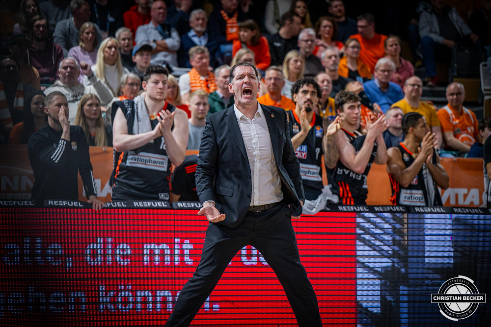 1. Basketball Bundesliga, easyCredit BBL, Saison 2024/2025, Herren, Hauptrunde, 24. Spieltag, 14.03.2025, RASTA Vechta - ratiopharm Ulm
Ty Harrelson (Headcoach ratiopharm Ulm) zeigt Emotionen w&auml;hrend der Partie
Schlüsselwörter: 1. Bundesliga;14.03.2025;24. Spieltag;BBL;Basketball;Hauptrunde;Liga;RASTA;RASTA Dome;Saison 2024/2025;Ulm;Vechta;easycredit;ratiopharm