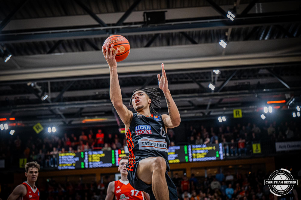 1. Basketball Bundesliga, easyCredit BBL, Saison 2024/2025, Herren, Hauptrunde, 24. Spieltag, 14.03.2025, RASTA Vechta - ratiopharm Ulm
Noa Essengue (#12 - ratiopharm Ulm) in Aktion
Schlüsselwörter: 1. Bundesliga;14.03.2025;24. Spieltag;BBL;Basketball;Hauptrunde;Liga;RASTA;RASTA Dome;Saison 2024/2025;Ulm;Vechta;easycredit;ratiopharm