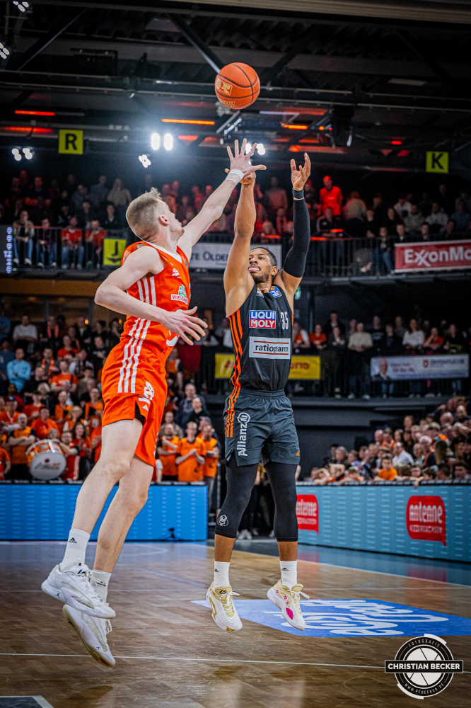 1. Basketball Bundesliga, easyCredit BBL, Saison 2024/2025, Herren, Hauptrunde, 24. Spieltag, 14.03.2025, RASTA Vechta - ratiopharm Ulm
Karim Jallow (#35 - ratiopharm Ulm) beim Jumpshot
Schlüsselwörter: 1. Bundesliga;14.03.2025;24. Spieltag;BBL;Basketball;Hauptrunde;Liga;RASTA;RASTA Dome;Saison 2024/2025;Ulm;Vechta;easycredit;ratiopharm