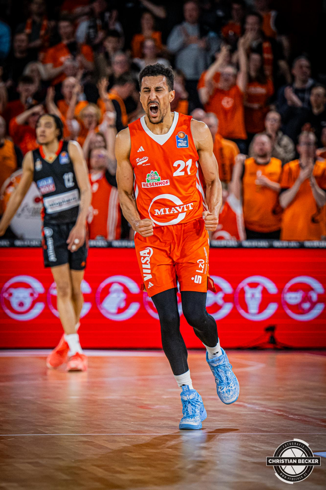 1. Basketball Bundesliga, easyCredit BBL, Saison 2024/2025, Herren, Hauptrunde, 24. Spieltag, 14.03.2025, RASTA Vechta - ratiopharm Ulm
Joel Aminu (#21 - RASTA Vechta) zeigt Emotionen w&auml;hrend der Partie
Schlüsselwörter: 1. Bundesliga;14.03.2025;24. Spieltag;BBL;Basketball;Hauptrunde;Liga;RASTA;RASTA Dome;Saison 2024/2025;Ulm;Vechta;easycredit;ratiopharm