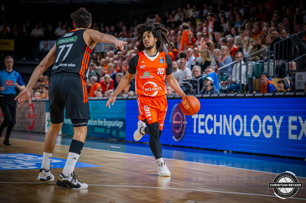 1. Basketball Bundesliga, easyCredit BBL, Saison 2024/2025, Herren, Hauptrunde, 24. Spieltag, 14.03.2025, RASTA Vechta - ratiopharm Ulm
Tyger Campbell (#10 - RASTA Vechta) in Aktion
Schlüsselwörter: 1. Bundesliga;14.03.2025;24. Spieltag;BBL;Basketball;Hauptrunde;Liga;RASTA;RASTA Dome;Saison 2024/2025;Ulm;Vechta;easycredit;ratiopharm