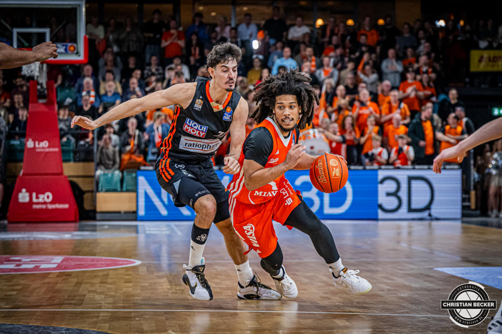 1. Basketball Bundesliga, easyCredit BBL, Saison 2024/2025, Herren, Hauptrunde, 24. Spieltag, 14.03.2025, RASTA Vechta - ratiopharm Ulm
Tyger Campbell (#10 - RASTA Vechta) in Aktion
Schlüsselwörter: 1. Bundesliga;14.03.2025;24. Spieltag;BBL;Basketball;Hauptrunde;Liga;RASTA;RASTA Dome;Saison 2024/2025;Ulm;Vechta;easycredit;ratiopharm