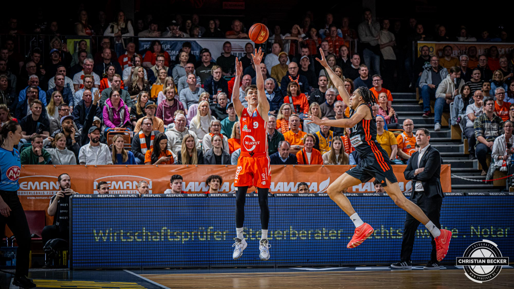 1. Basketball Bundesliga, easyCredit BBL, Saison 2024/2025, Herren, Hauptrunde, 24. Spieltag, 14.03.2025, RASTA Vechta - ratiopharm Ulm
Joschka Ferner (#9 - RASTA Vechta) beim Jumpshot
Schlüsselwörter: 1. Bundesliga;14.03.2025;24. Spieltag;BBL;Basketball;Hauptrunde;Liga;RASTA;RASTA Dome;Saison 2024/2025;Ulm;Vechta;easycredit;ratiopharm