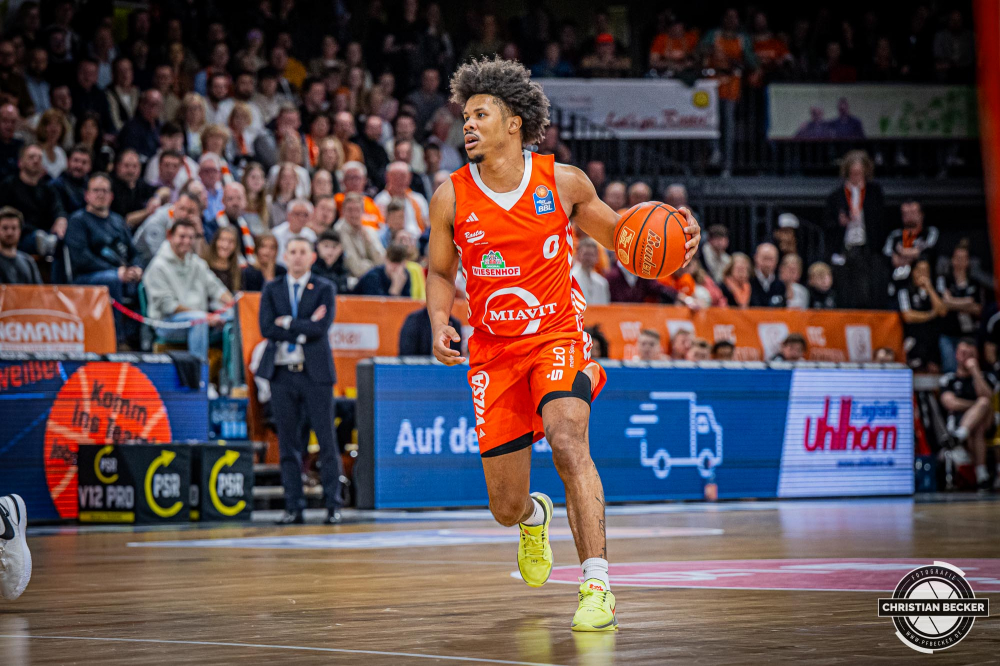 1. Basketball Bundesliga, easyCredit BBL, Saison 2024/2025, Herren, Hauptrunde, 24. Spieltag, 14.03.2025, RASTA Vechta - ratiopharm Ulm
Mike Bothwell (#0 - RASTA Vechta) in Aktion
Schlüsselwörter: 1. Bundesliga;14.03.2025;24. Spieltag;BBL;Basketball;Hauptrunde;Liga;RASTA;RASTA Dome;Saison 2024/2025;Ulm;Vechta;easycredit;ratiopharm