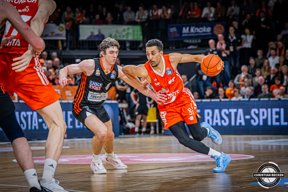 1. Basketball Bundesliga, easyCredit BBL, Saison 2024/2025, Herren, Hauptrunde, 24. Spieltag, 14.03.2025, RASTA Vechta - ratiopharm Ulm
Joel Aminu (#21 - RASTA Vechta) in Aktion
Schlüsselwörter: 1. Bundesliga;14.03.2025;24. Spieltag;BBL;Basketball;Hauptrunde;Liga;RASTA;RASTA Dome;Saison 2024/2025;Ulm;Vechta;easycredit;ratiopharm