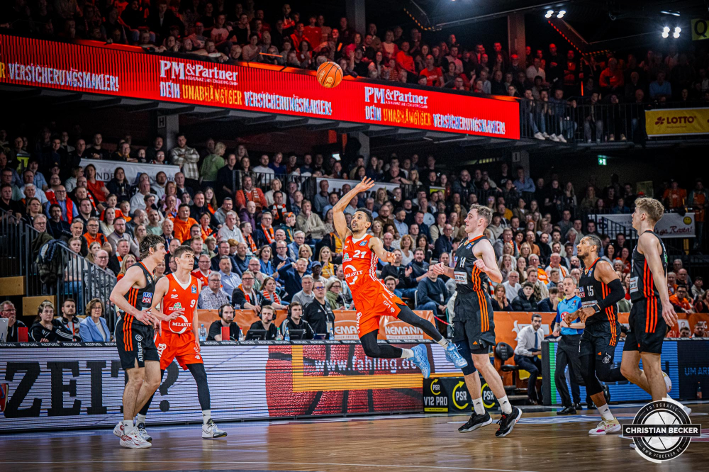 1. Basketball Bundesliga, easyCredit BBL, Saison 2024/2025, Herren, Hauptrunde, 24. Spieltag, 14.03.2025, RASTA Vechta - ratiopharm Ulm
Joel Aminu (#21 - RASTA Vechta) beim Jumpshot
Schlüsselwörter: 1. Bundesliga;14.03.2025;24. Spieltag;BBL;Basketball;Hauptrunde;Liga;RASTA;RASTA Dome;Saison 2024/2025;Ulm;Vechta;easycredit;ratiopharm