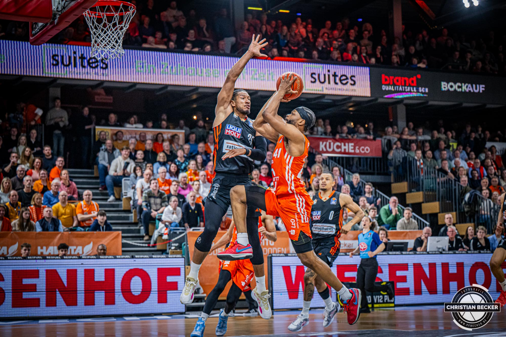 1. Basketball Bundesliga, easyCredit BBL, Saison 2024/2025, Herren, Hauptrunde, 24. Spieltag, 14.03.2025, RASTA Vechta - ratiopharm Ulm
Lloyd Pandi (#41 - RASTA Vechta) beim Korbleger gegen Karim Jallow (#35 - ratiopharm Ulm)
Schlüsselwörter: 1. Bundesliga;14.03.2025;24. Spieltag;BBL;Basketball;Hauptrunde;Liga;RASTA;RASTA Dome;Saison 2024/2025;Ulm;Vechta;easycredit;ratiopharm