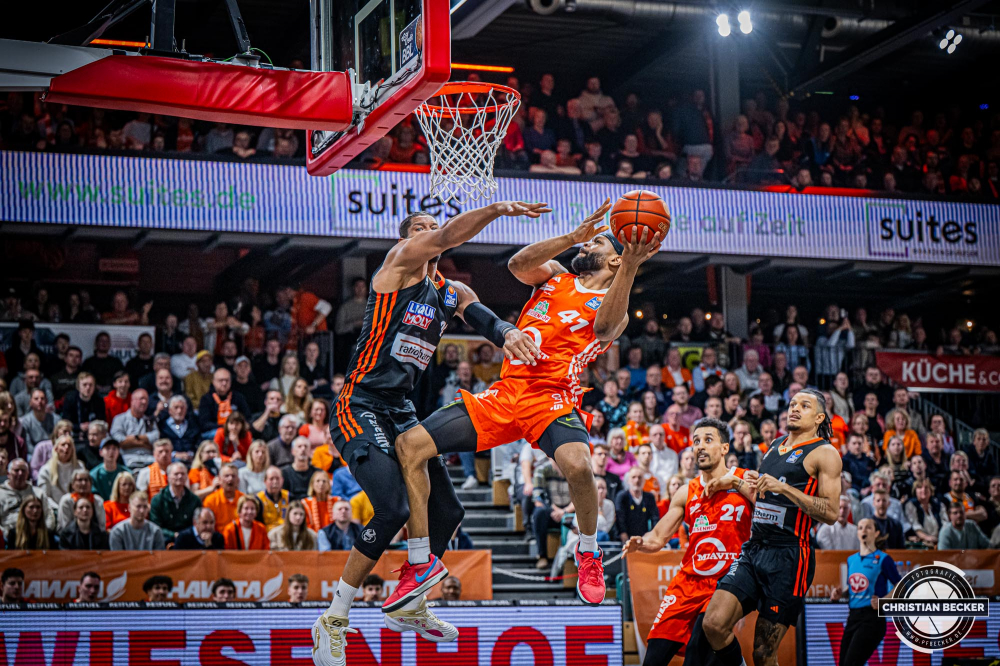 1. Basketball Bundesliga, easyCredit BBL, Saison 2024/2025, Herren, Hauptrunde, 24. Spieltag, 14.03.2025, RASTA Vechta - ratiopharm Ulm
Lloyd Pandi (#41 - RASTA Vechta) beim Korbleger
Schlüsselwörter: 1. Bundesliga;14.03.2025;24. Spieltag;BBL;Basketball;Hauptrunde;Liga;RASTA;RASTA Dome;Saison 2024/2025;Ulm;Vechta;easycredit;ratiopharm