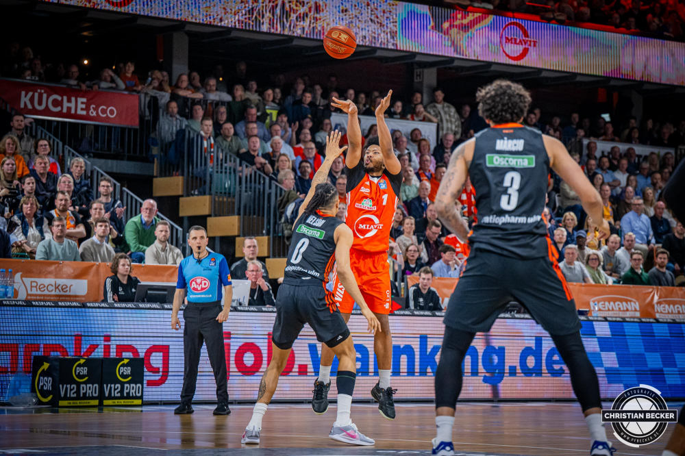 1. Basketball Bundesliga, easyCredit BBL, Saison 2024/2025, Herren, Hauptrunde, 24. Spieltag, 14.03.2025, RASTA Vechta - ratiopharm Ulm
Jayden Gardner (#1 - RASTA Vechta) beim Jumpshot
Schlüsselwörter: 1. Bundesliga;14.03.2025;24. Spieltag;BBL;Basketball;Hauptrunde;Liga;RASTA;RASTA Dome;Saison 2024/2025;Ulm;Vechta;easycredit;ratiopharm