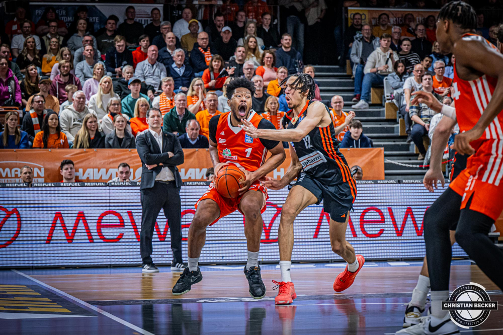 1. Basketball Bundesliga, easyCredit BBL, Saison 2024/2025, Herren, Hauptrunde, 24. Spieltag, 14.03.2025, RASTA Vechta - ratiopharm Ulm
Jayden Gardner (#1 - RASTA Vechta) in Aktion
Schlüsselwörter: 1. Bundesliga;14.03.2025;24. Spieltag;BBL;Basketball;Hauptrunde;Liga;RASTA;RASTA Dome;Saison 2024/2025;Ulm;Vechta;easycredit;ratiopharm