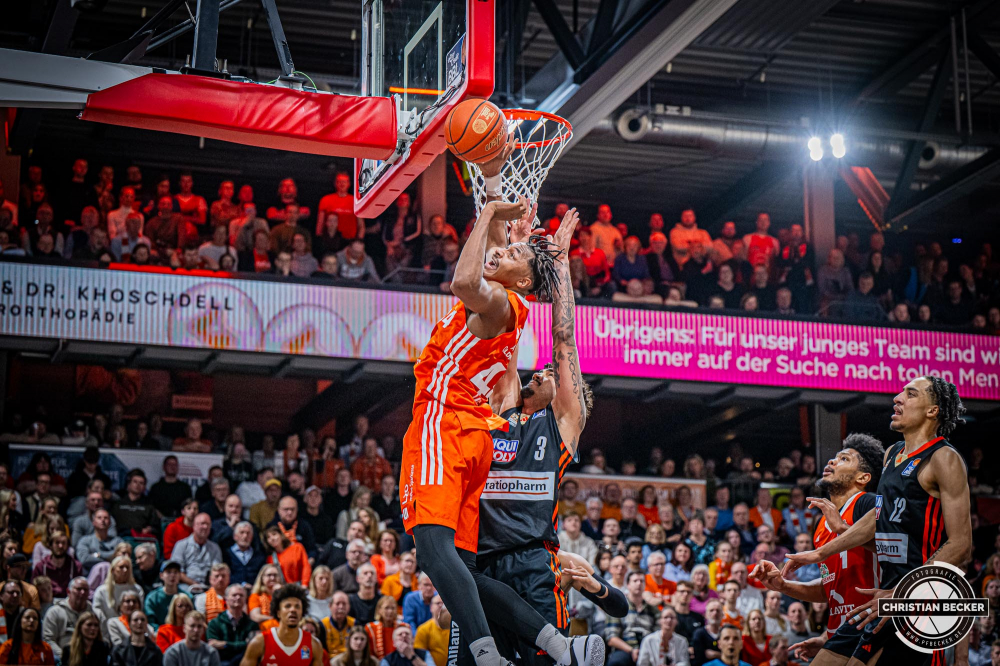 1. Basketball Bundesliga, easyCredit BBL, Saison 2024/2025, Herren, Hauptrunde, 24. Spieltag, 14.03.2025, RASTA Vechta - ratiopharm Ulm
Isaiah Cozart (#44 - RASTA Vechta) beim Korbleger
Schlüsselwörter: 1. Bundesliga;14.03.2025;24. Spieltag;BBL;Basketball;Hauptrunde;Liga;RASTA;RASTA Dome;Saison 2024/2025;Ulm;Vechta;easycredit;ratiopharm