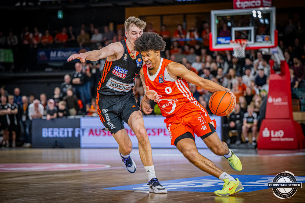 1. Basketball Bundesliga, easyCredit BBL, Saison 2024/2025, Herren, Hauptrunde, 24. Spieltag, 14.03.2025, RASTA Vechta - ratiopharm Ulm
Mike Bothwell (#0 - RASTA Vechta) in Aktion
Schlüsselwörter: 1. Bundesliga;14.03.2025;24. Spieltag;BBL;Basketball;Hauptrunde;Liga;RASTA;RASTA Dome;Saison 2024/2025;Ulm;Vechta;easycredit;ratiopharm