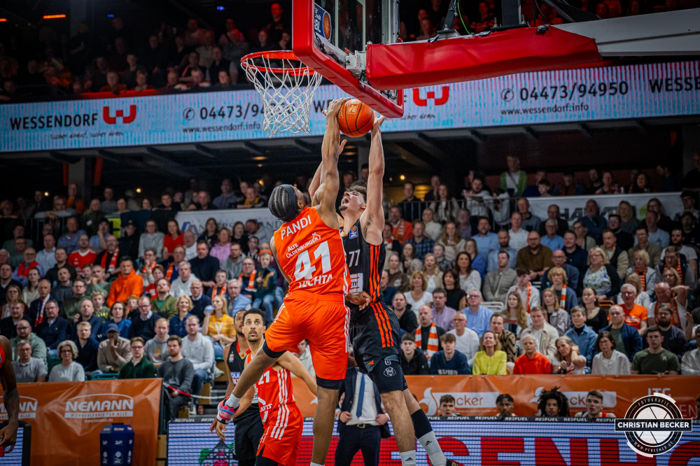 1. Basketball Bundesliga, easyCredit BBL, Saison 2024/2025, Herren, Hauptrunde, 24. Spieltag, 14.03.2025, RASTA Vechta - ratiopharm Ulm
Lloyd Pandi (#41 - RASTA Vechta) beim Block
Schlüsselwörter: 1. Bundesliga;14.03.2025;24. Spieltag;BBL;Basketball;Hauptrunde;Liga;RASTA;RASTA Dome;Saison 2024/2025;Ulm;Vechta;easycredit;ratiopharm