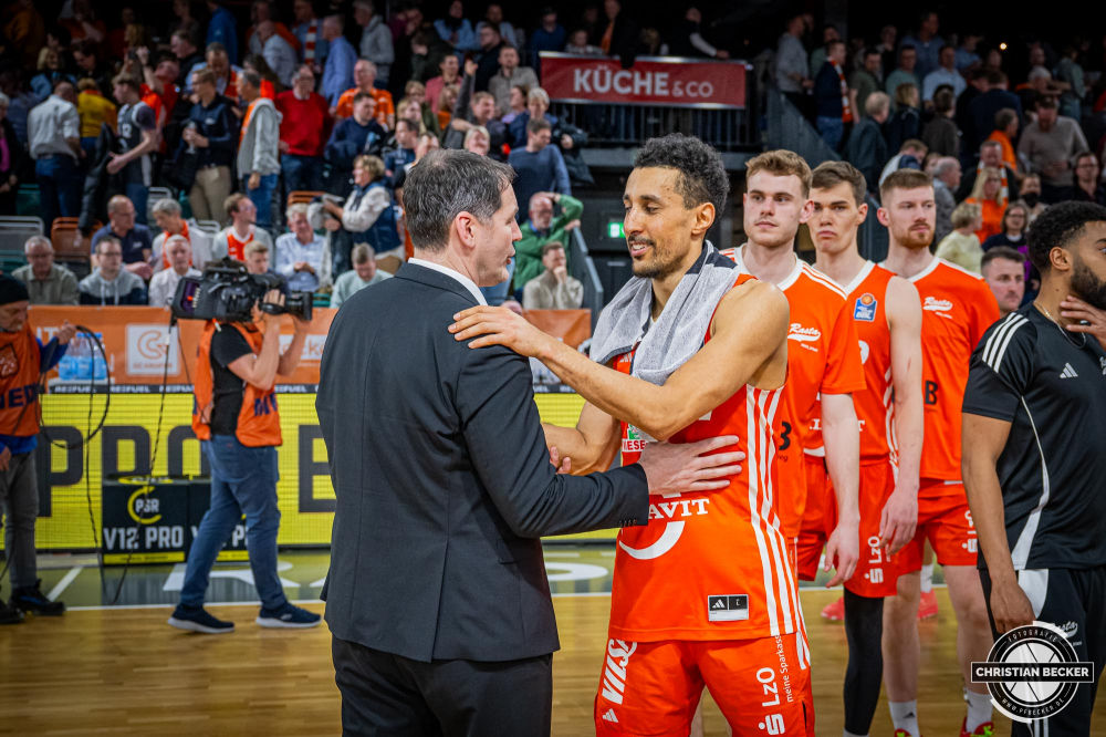 1. Basketball Bundesliga, easyCredit BBL, Saison 2024/2025, Herren, Hauptrunde, 24. Spieltag, 14.03.2025, RASTA Vechta - ratiopharm Ulm
Joel Aminu (#21 - RASTA Vechta) und Ty Harrelson (Headcoach ratiopharm Ulm) nach der Partie
Schlüsselwörter: 1. Bundesliga;14.03.2025;24. Spieltag;BBL;Basketball;Hauptrunde;Liga;RASTA;RASTA Dome;Saison 2024/2025;Ulm;Vechta;easycredit;ratiopharm