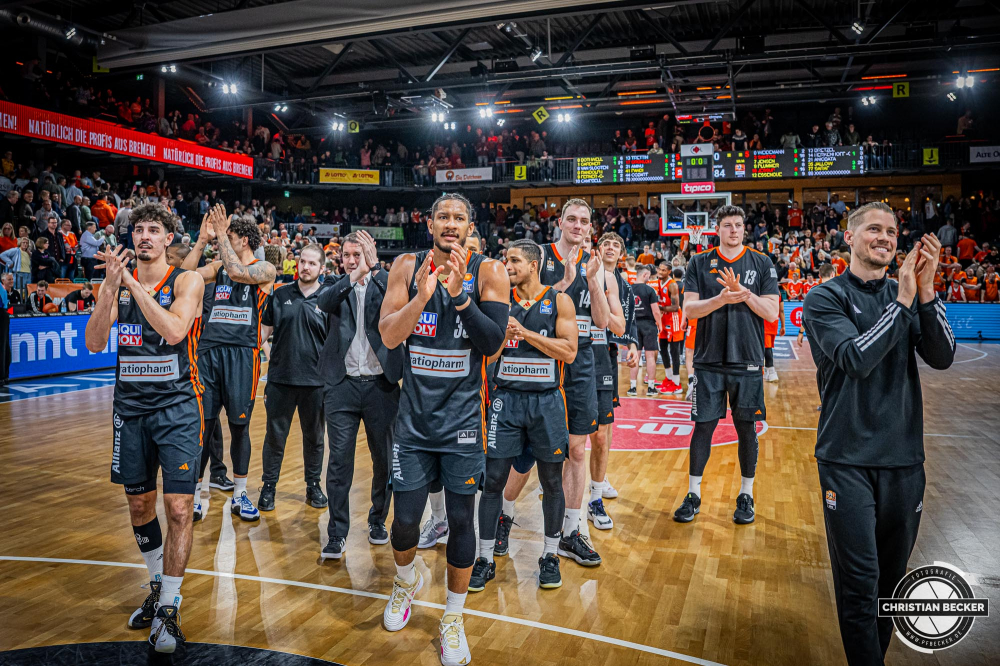 1. Basketball Bundesliga, easyCredit BBL, Saison 2024/2025, Herren, Hauptrunde, 24. Spieltag, 14.03.2025, RASTA Vechta - ratiopharm Ulm
Das Team von ratiopharm Ulm nach der Partie
Schlüsselwörter: 1. Bundesliga;14.03.2025;24. Spieltag;BBL;Basketball;Hauptrunde;Liga;RASTA;RASTA Dome;Saison 2024/2025;Ulm;Vechta;easycredit;ratiopharm