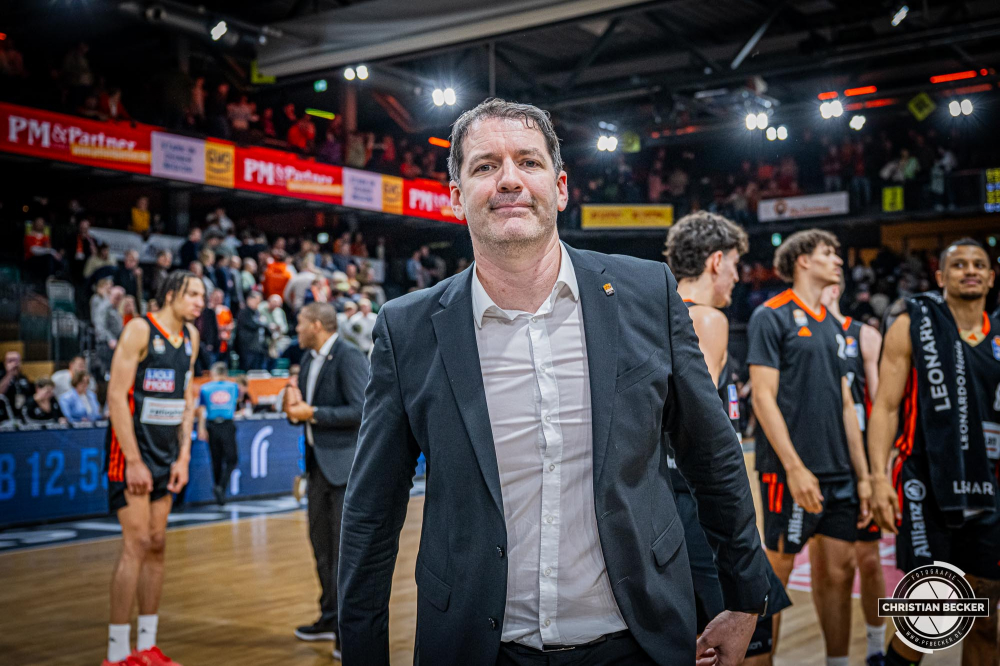 1. Basketball Bundesliga, easyCredit BBL, Saison 2024/2025, Herren, Hauptrunde, 24. Spieltag, 14.03.2025, RASTA Vechta - ratiopharm Ulm
Ty Harrelson (Headcoach ratiopharm Ulm) nach der Partie
Schlüsselwörter: 1. Bundesliga;14.03.2025;24. Spieltag;BBL;Basketball;Hauptrunde;Liga;RASTA;RASTA Dome;Saison 2024/2025;Ulm;Vechta;easycredit;ratiopharm