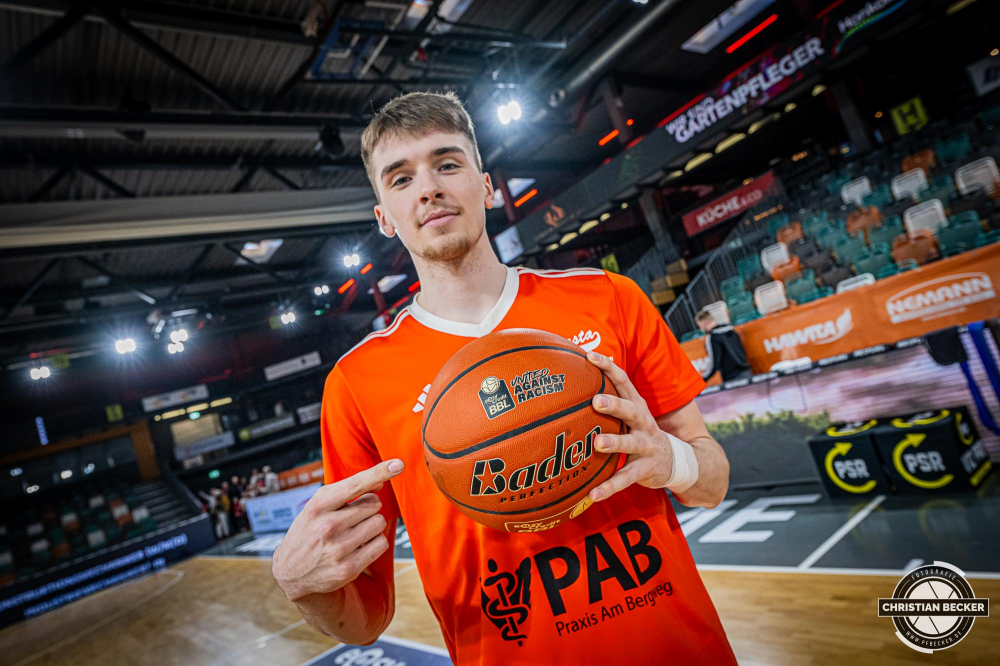 1. Basketball Bundesliga, easyCredit BBL, Saison 2024/2025, Herren, Hauptrunde, 26. Spieltag, 28.03.2025, RASTA Vechta - MHP Riesen Ludwigsburg
Johann Gr&uuml;nloh (#17 - RASTA Vechta) bei der Aktion United against Racism
Schlüsselwörter: 1. Bundesliga;26. Spieltag;28.03.2025;BBL;Basketball;Hauptrunde;Liga;Ludwigsburg;MHP;RASTA;RASTA Dome;RIESEN;Saison 2024/2025;Vechta;easycredit