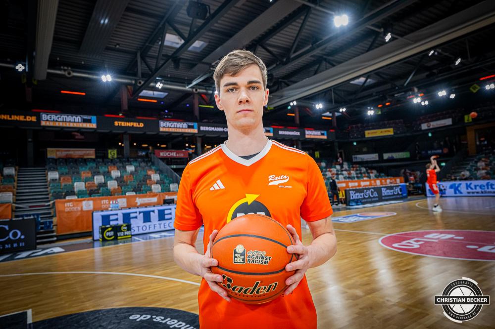 1. Basketball Bundesliga, easyCredit BBL, Saison 2024/2025, Herren, Hauptrunde, 26. Spieltag, 28.03.2025, RASTA Vechta - MHP Riesen Ludwigsburg
Joschka Ferner (#9 - RASTA Vechta) bei der Aktion United against Racism
Schlüsselwörter: 1. Bundesliga;26. Spieltag;28.03.2025;BBL;Basketball;Hauptrunde;Liga;Ludwigsburg;MHP;RASTA;RASTA Dome;RIESEN;Saison 2024/2025;Vechta;easycredit
