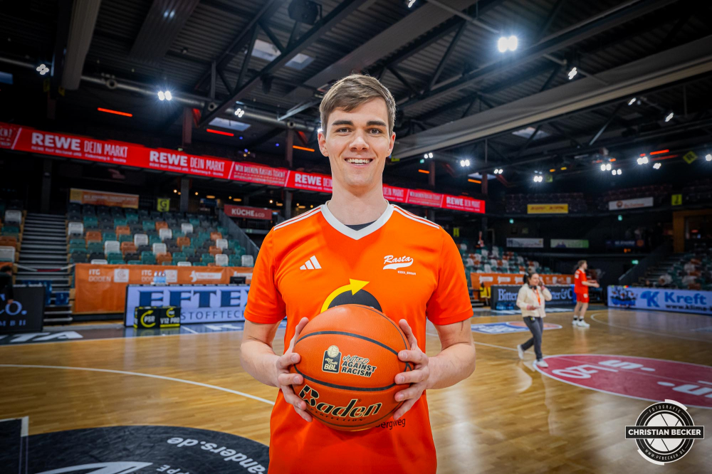 1. Basketball Bundesliga, easyCredit BBL, Saison 2024/2025, Herren, Hauptrunde, 26. Spieltag, 28.03.2025, RASTA Vechta - MHP Riesen Ludwigsburg
Joschka Ferner (#9 - RASTA Vechta) bei der Aktion United against Racism
Schlüsselwörter: 1. Bundesliga;26. Spieltag;28.03.2025;BBL;Basketball;Hauptrunde;Liga;Ludwigsburg;MHP;RASTA;RASTA Dome;RIESEN;Saison 2024/2025;Vechta;easycredit
