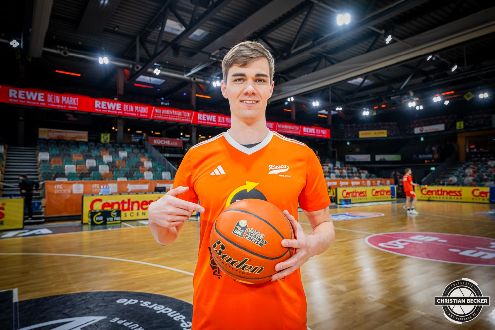 1. Basketball Bundesliga, easyCredit BBL, Saison 2024/2025, Herren, Hauptrunde, 26. Spieltag, 28.03.2025, RASTA Vechta - MHP Riesen Ludwigsburg
Joschka Ferner (#9 - RASTA Vechta) bei der Aktion United against Racism
Schlüsselwörter: 1. Bundesliga;26. Spieltag;28.03.2025;BBL;Basketball;Hauptrunde;Liga;Ludwigsburg;MHP;RASTA;RASTA Dome;RIESEN;Saison 2024/2025;Vechta;easycredit