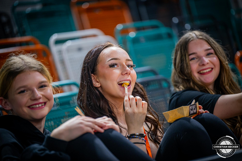 1. Basketball Bundesliga, easyCredit BBL, Saison 2024/2025, Herren, Hauptrunde, 26. Spieltag, 28.03.2025, RASTA Vechta - MHP Riesen Ludwigsburg
Marleys (Cheerleader - RASTA Vechta) vor der Partie
Schlüsselwörter: 1. Bundesliga;26. Spieltag;28.03.2025;BBL;Basketball;Hauptrunde;Liga;Ludwigsburg;MHP;RASTA;RASTA Dome;RIESEN;Saison 2024/2025;Vechta;easycredit