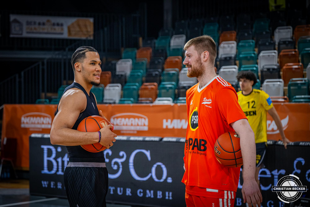 1. Basketball Bundesliga, easyCredit BBL, Saison 2024/2025, Herren, Hauptrunde, 26. Spieltag, 28.03.2025, RASTA Vechta - MHP Riesen Ludwigsburg
Brandon Tischler (#24 - MHP Riesen Ludwigsburg) im Gespr&auml;ch mit Luc van Slooten (#6 - RASTA Vechta)
Schlüsselwörter: 1. Bundesliga;26. Spieltag;28.03.2025;BBL;Basketball;Hauptrunde;Liga;Ludwigsburg;MHP;RASTA;RASTA Dome;RIESEN;Saison 2024/2025;Vechta;easycredit