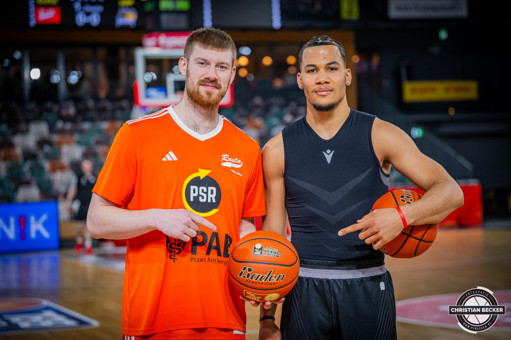 1. Basketball Bundesliga, easyCredit BBL, Saison 2024/2025, Herren, Hauptrunde, 26. Spieltag, 28.03.2025, RASTA Vechta - MHP Riesen Ludwigsburg
Luc van Slooten (#6 - RASTA Vechta) und Brandon Tischler (#24 - MHP Riesen Ludwigsburg) bei der Aktion United against Racism
Schlüsselwörter: 1. Bundesliga;26. Spieltag;28.03.2025;BBL;Basketball;Hauptrunde;Liga;Ludwigsburg;MHP;RASTA;RASTA Dome;RIESEN;Saison 2024/2025;Vechta;easycredit