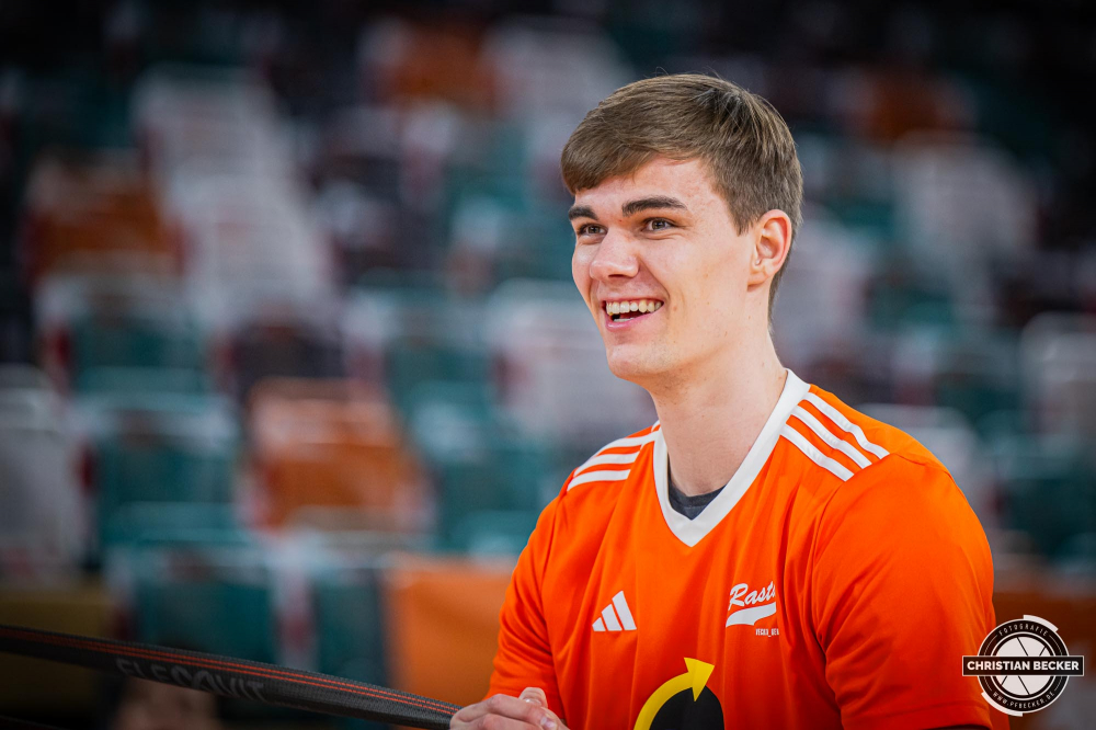 1. Basketball Bundesliga, easyCredit BBL, Saison 2024/2025, Herren, Hauptrunde, 26. Spieltag, 28.03.2025, RASTA Vechta - MHP Riesen Ludwigsburg
Joschka Ferner (#9 - RASTA Vechta) vor der Partie
Schlüsselwörter: 1. Bundesliga;26. Spieltag;28.03.2025;BBL;Basketball;Hauptrunde;Liga;Ludwigsburg;MHP;RASTA;RASTA Dome;RIESEN;Saison 2024/2025;Vechta;easycredit