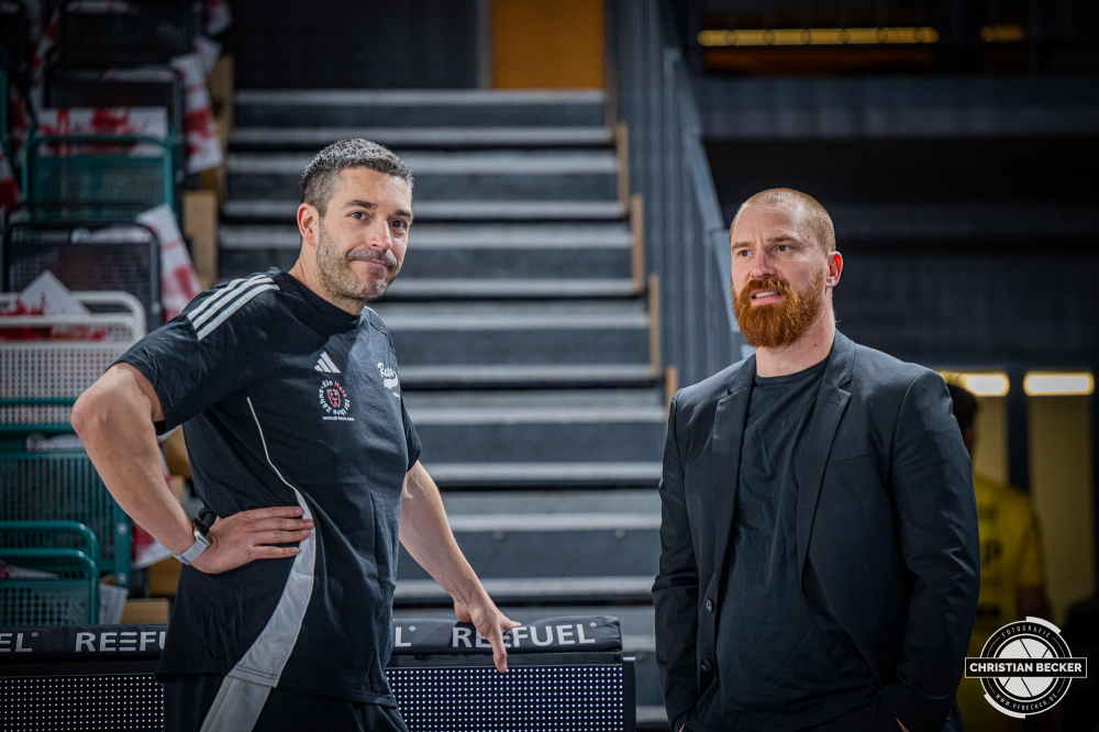 1. Basketball Bundesliga, easyCredit BBL, Saison 2024/2025, Herren, Hauptrunde, 26. Spieltag, 28.03.2025, RASTA Vechta - MHP Riesen Ludwigsburg
Miguel Zapata (Assistent Coach - RASTA Vechta) und Lars Masell (Assistent Coach MHP Riesen Ludwigsburg) vor der Partie
Schlüsselwörter: 1. Bundesliga;26. Spieltag;28.03.2025;BBL;Basketball;Hauptrunde;Liga;Ludwigsburg;MHP;RASTA;RASTA Dome;RIESEN;Saison 2024/2025;Vechta;easycredit