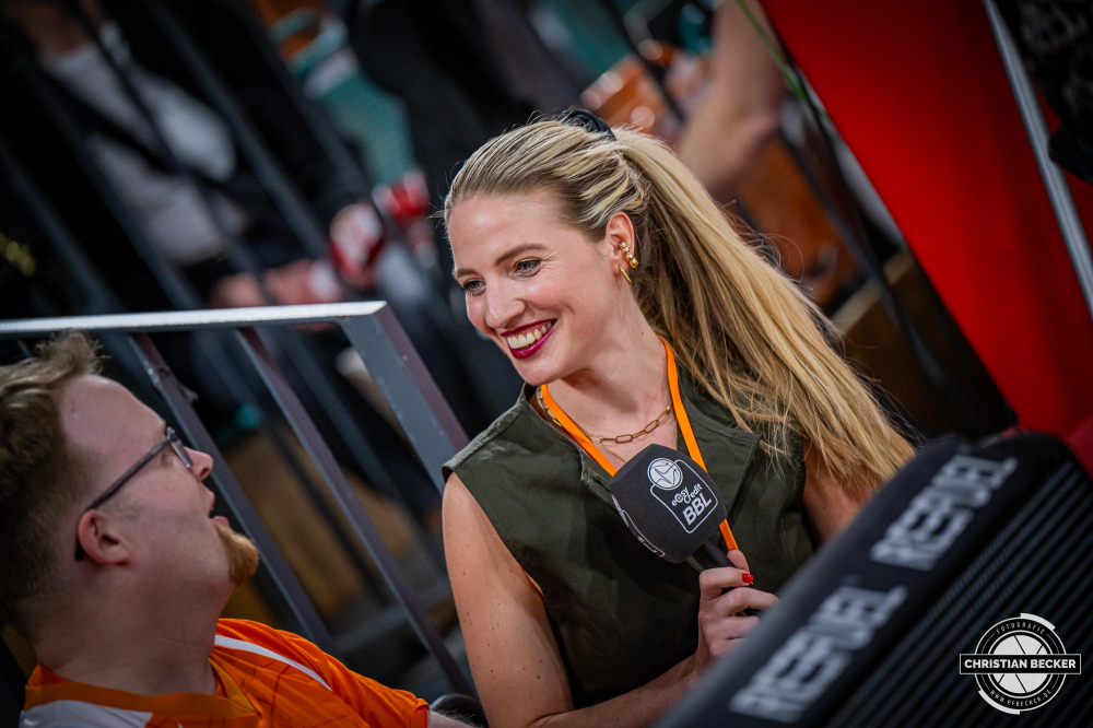 1. Basketball Bundesliga, easyCredit BBL, Saison 2024/2025, Herren, Hauptrunde, 26. Spieltag, 28.03.2025, RASTA Vechta - MHP Riesen Ludwigsburg
Lina Lindner (easyCredit BBL) im Gespr&auml;ch
Schlüsselwörter: 1. Bundesliga;26. Spieltag;28.03.2025;BBL;Basketball;Hauptrunde;Liga;Ludwigsburg;MHP;RASTA;RASTA Dome;RIESEN;Saison 2024/2025;Vechta;easycredit