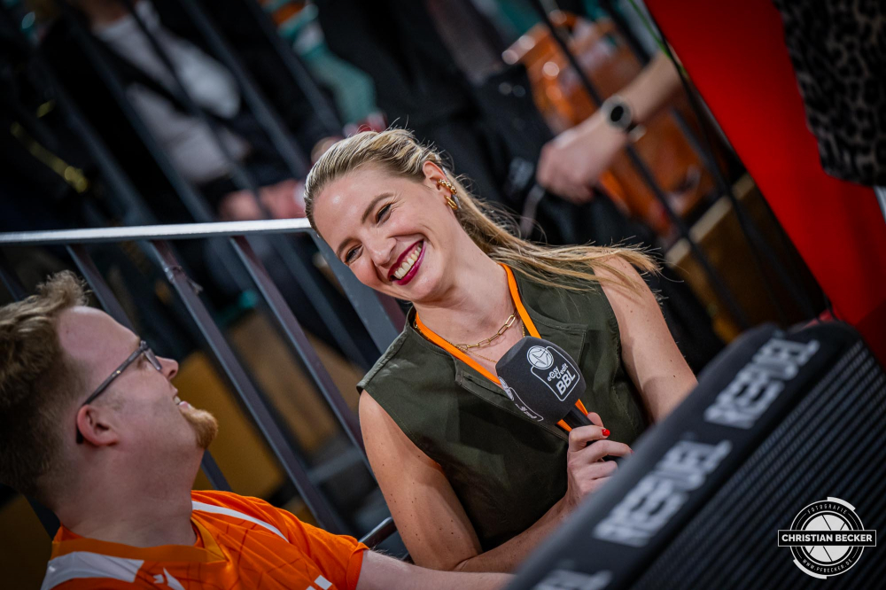 1. Basketball Bundesliga, easyCredit BBL, Saison 2024/2025, Herren, Hauptrunde, 26. Spieltag, 28.03.2025, RASTA Vechta - MHP Riesen Ludwigsburg
Lina Lindner (easyCredit BBL) im Gespr&auml;ch
Schlüsselwörter: 1. Bundesliga;26. Spieltag;28.03.2025;BBL;Basketball;Hauptrunde;Liga;Ludwigsburg;MHP;RASTA;RASTA Dome;RIESEN;Saison 2024/2025;Vechta;easycredit