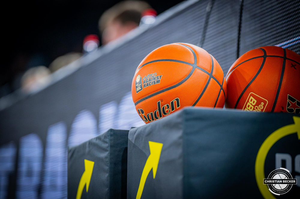 1. Basketball Bundesliga, easyCredit BBL, Saison 2024/2025, Herren, Hauptrunde, 26. Spieltag, 28.03.2025, RASTA Vechta - MHP Riesen Ludwigsburg
Aktion United against Racism auf dem Ball
Schlüsselwörter: 1. Bundesliga;26. Spieltag;28.03.2025;BBL;Basketball;Hauptrunde;Liga;Ludwigsburg;MHP;RASTA;RASTA Dome;RIESEN;Saison 2024/2025;Vechta;easycredit