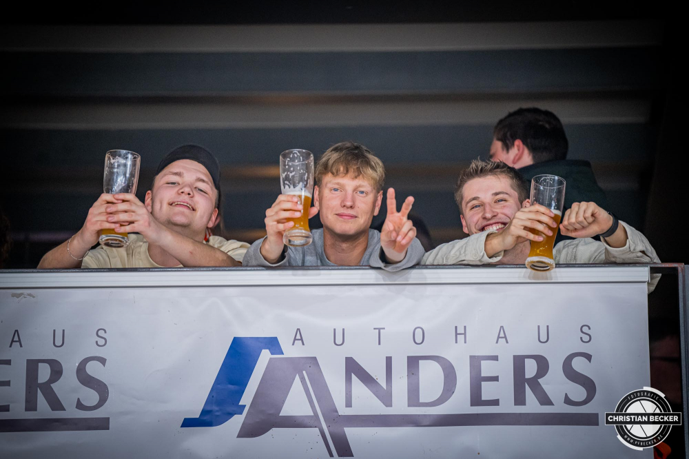 1. Basketball Bundesliga, easyCredit BBL, Saison 2024/2025, Herren, Hauptrunde, 26. Spieltag, 28.03.2025, RASTA Vechta - MHP Riesen Ludwigsburg
Die Fans von RASTA Vechta vor der Partie
Schlüsselwörter: 1. Bundesliga;26. Spieltag;28.03.2025;BBL;Basketball;Hauptrunde;Liga;Ludwigsburg;MHP;RASTA;RASTA Dome;RIESEN;Saison 2024/2025;Vechta;easycredit