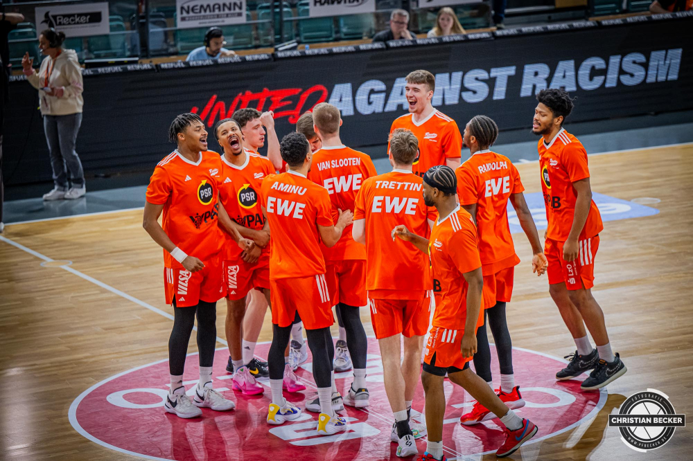 1. Basketball Bundesliga, easyCredit BBL, Saison 2024/2025, Herren, Hauptrunde, 26. Spieltag, 28.03.2025, RASTA Vechta - MHP Riesen Ludwigsburg
Das Team von RASTA Vechta vor der Partie
Schlüsselwörter: 1. Bundesliga;26. Spieltag;28.03.2025;BBL;Basketball;Hauptrunde;Liga;Ludwigsburg;MHP;RASTA;RASTA Dome;RIESEN;Saison 2024/2025;Vechta;easycredit