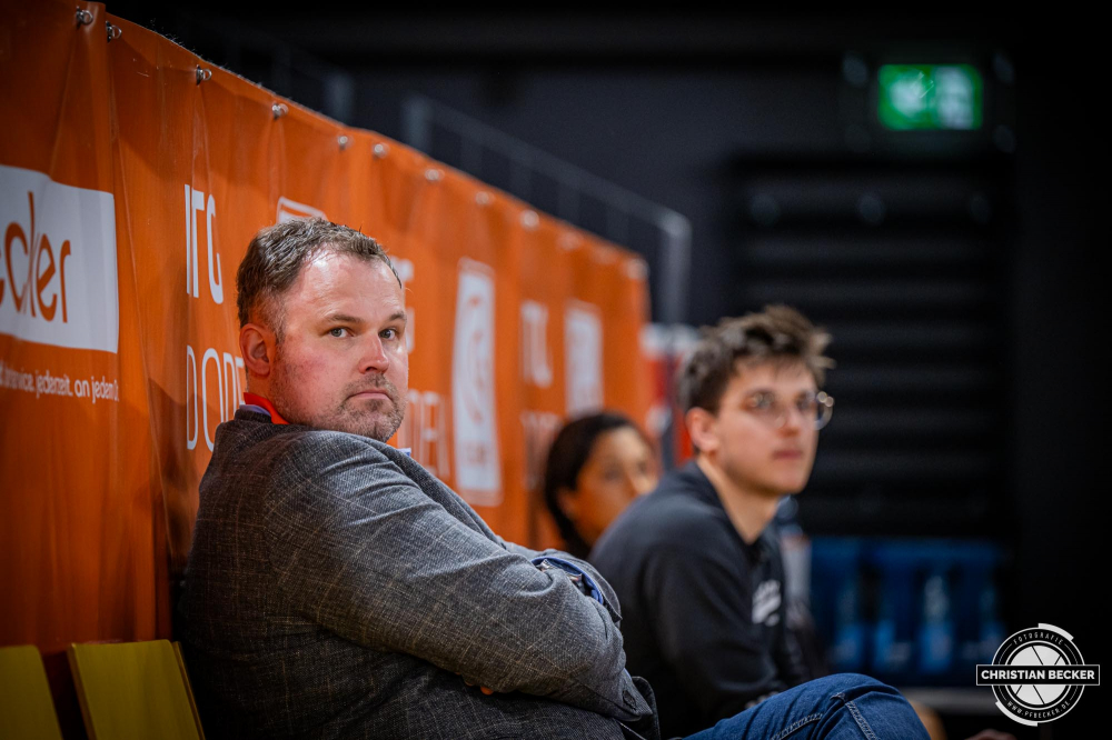 1. Basketball Bundesliga, easyCredit BBL, Saison 2024/2025, Herren, Hauptrunde, 26. Spieltag, 28.03.2025, RASTA Vechta - MHP Riesen Ludwigsburg
Gerrit Kersten-Thiele (Sportdirektor - RASTA Vechta) vor der Partie
Schlüsselwörter: 1. Bundesliga;26. Spieltag;28.03.2025;BBL;Basketball;Hauptrunde;Liga;Ludwigsburg;MHP;RASTA;RASTA Dome;RIESEN;Saison 2024/2025;Vechta;easycredit